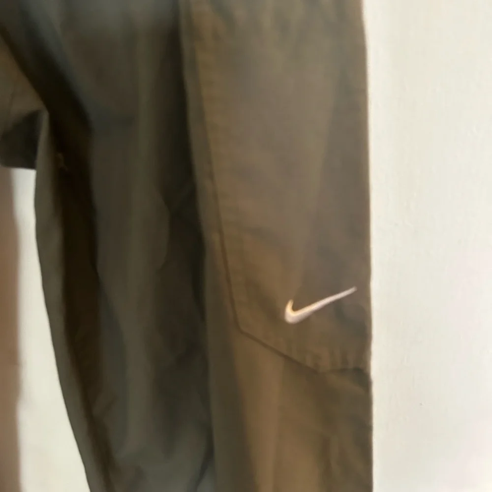 Nike large olive drab stretch waste pull on pants with zippers at the bottom